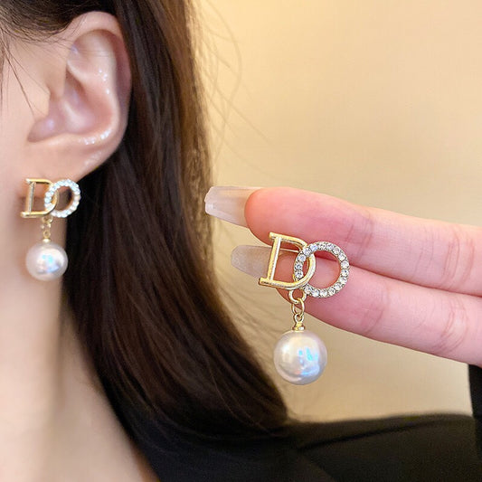 Elegant Drop Pearl Dangle Earrings with Sparkling Glitter.